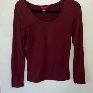 Strechy deep red long sleeve shirt
